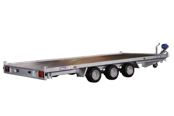 Tri-axle flatbed U-Haul car trailer for transporting vehicles, featuring sturdy construction and ample space.