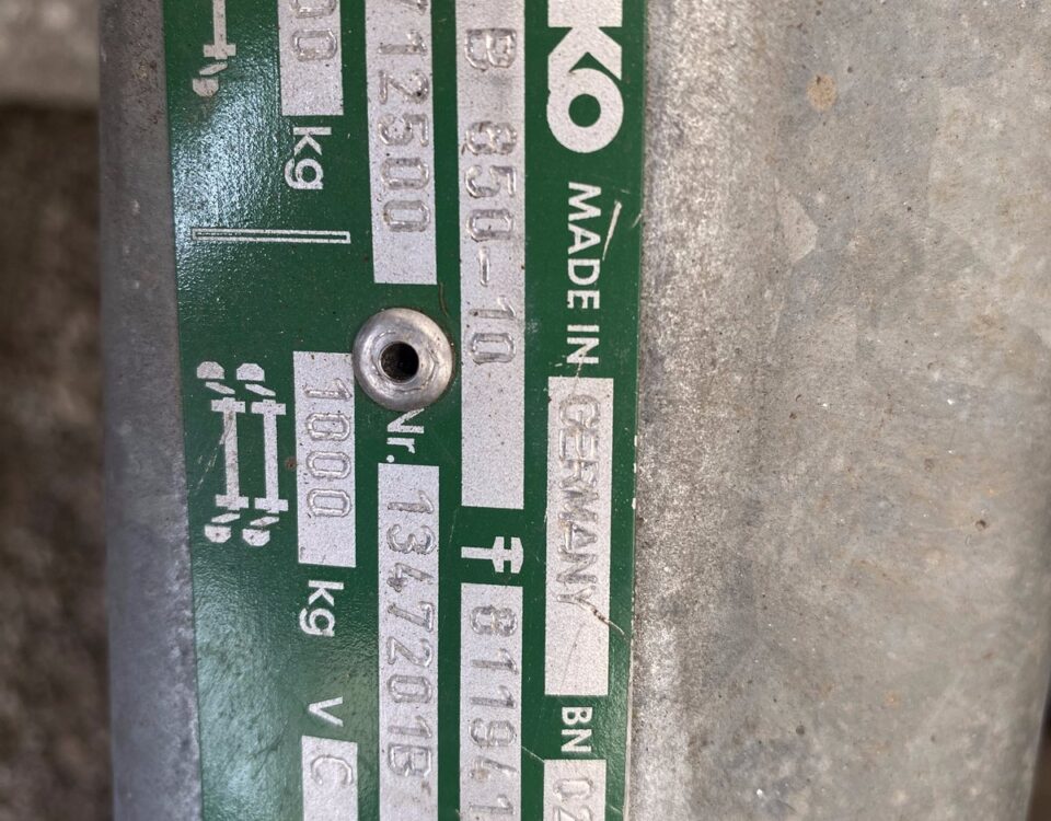 AL-KO type plate on a galvanised trailer drawbar, showing the ETI number 811961
